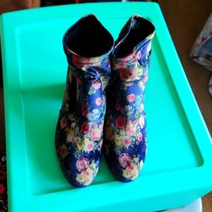 "Abound" Floral Ankle Bootie. Elastic top, size 9 1/2, heel 3.75"